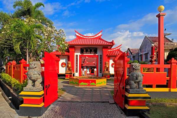 Ling Gwan Kiong Chinese Temple in North Bali