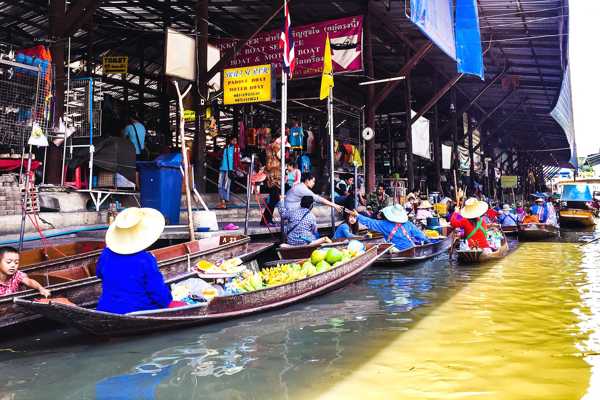 Visiting Bangkok’s Floating Markets: 6 Top Picks (2025)