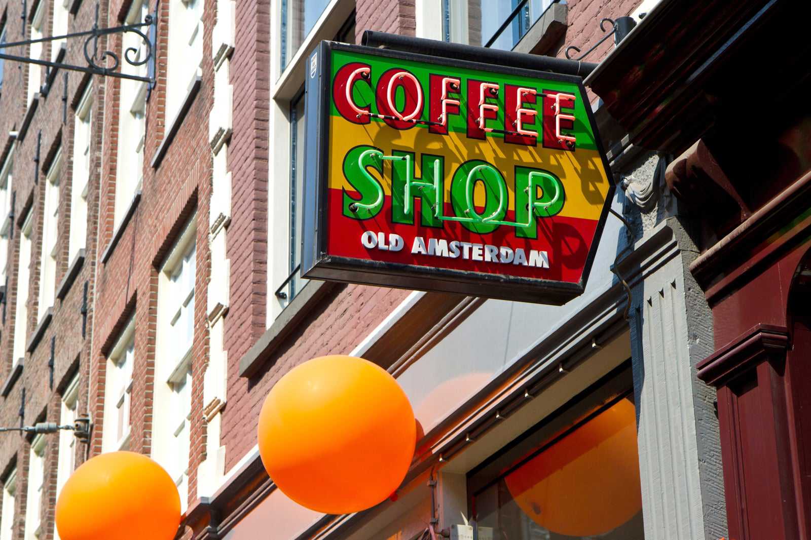 Thinking a coffeeshop is a café