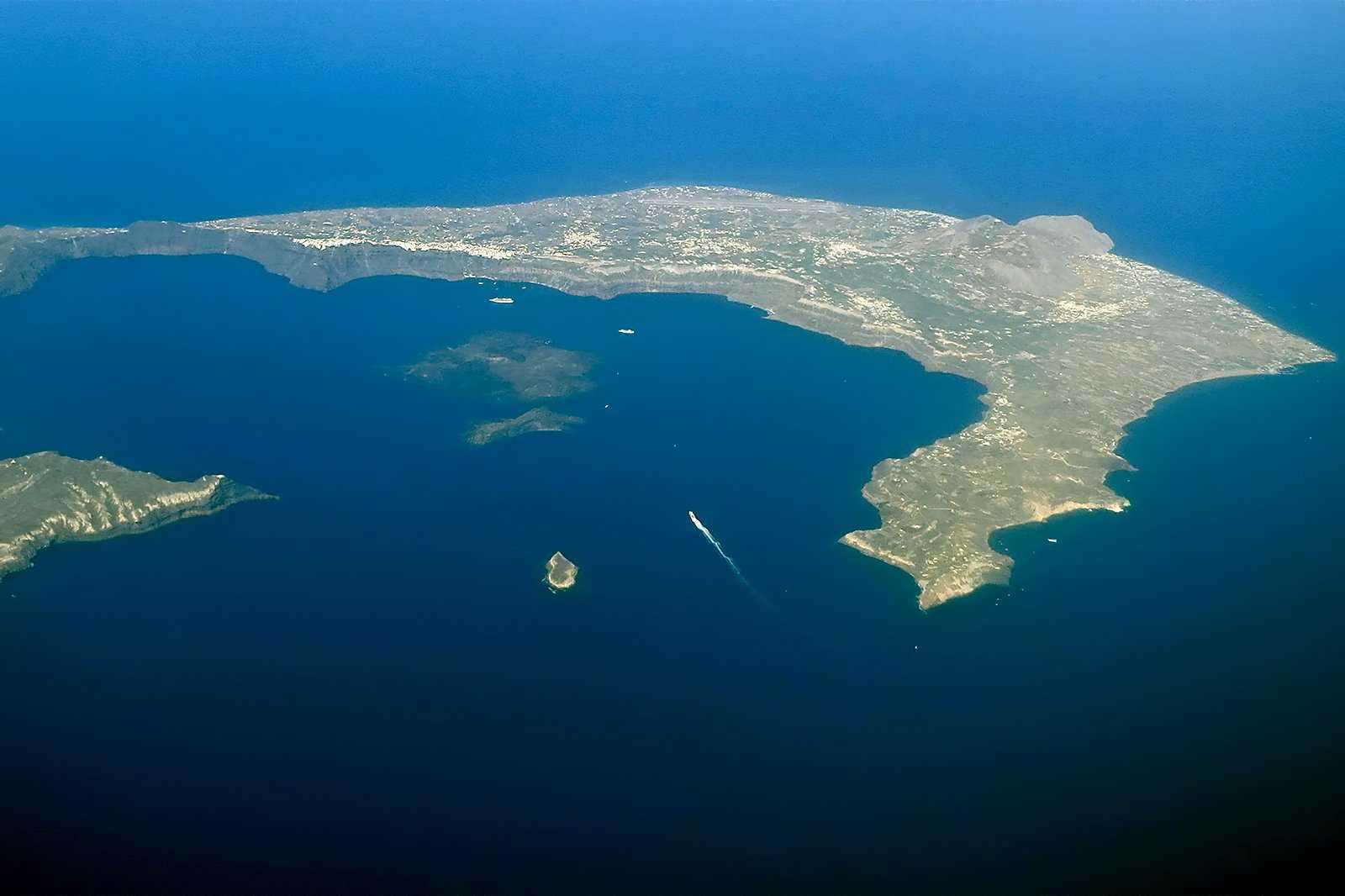 Cruise around a dormant volcano