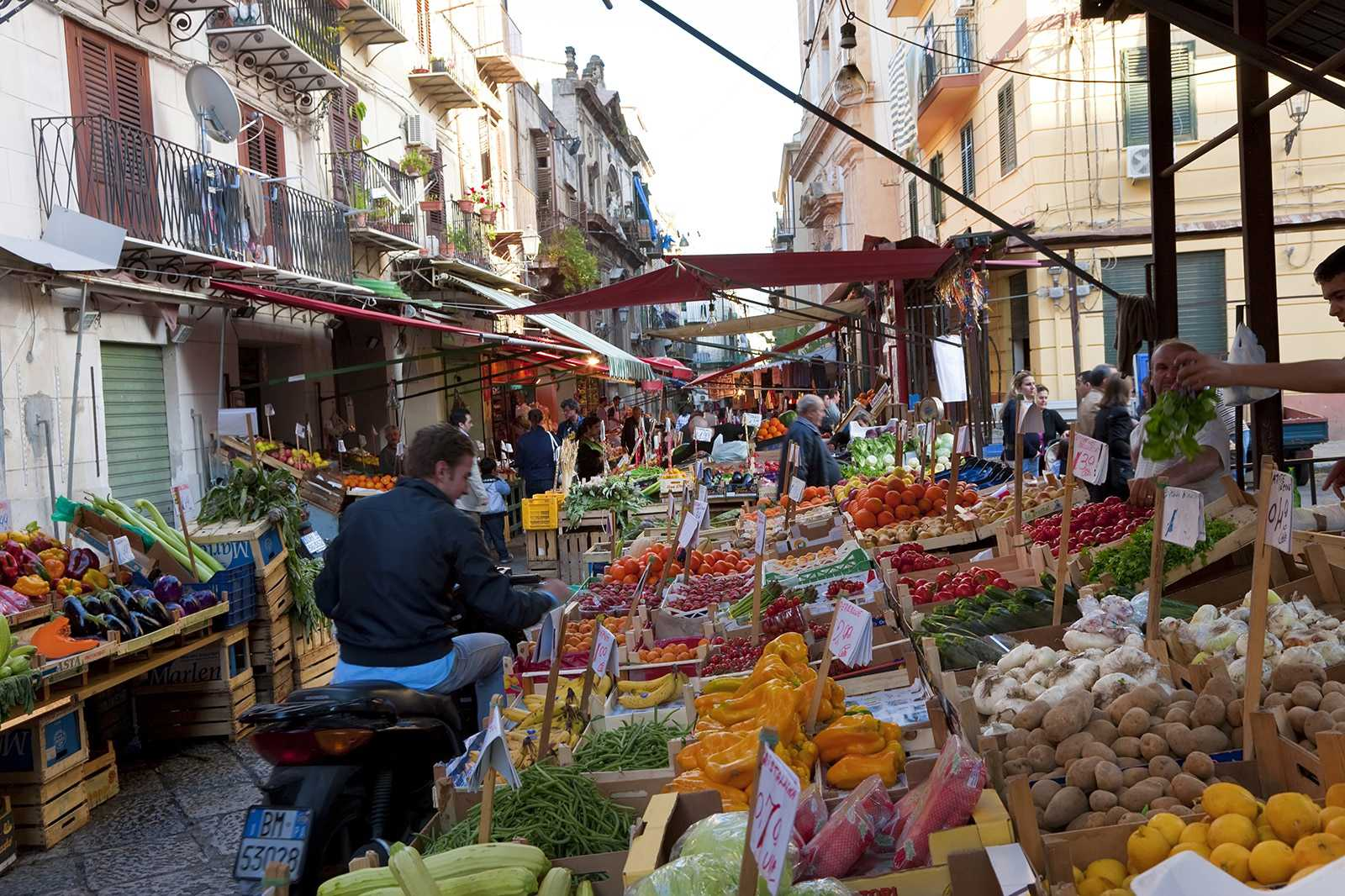 Essen auf die Hand auf dem Bauernmarkt von Palermo