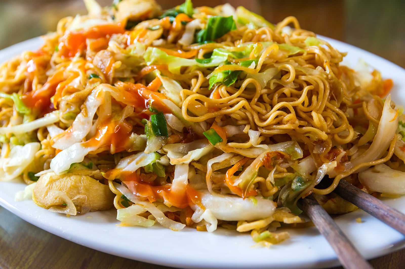 Mi quang (Vietnamese turmeric noodles)