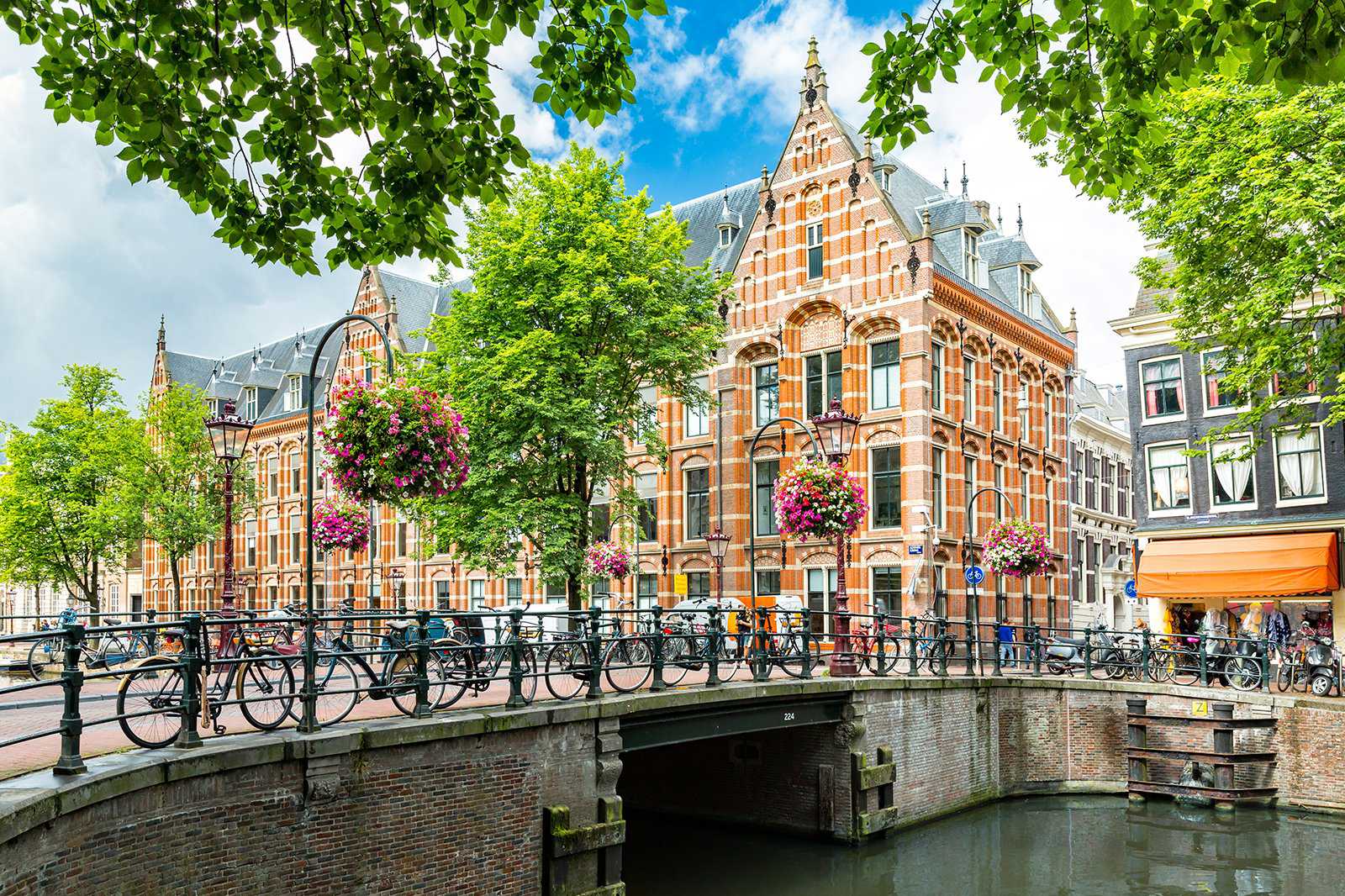 Amsterdam hat mehr Fahrräder als Menschen
