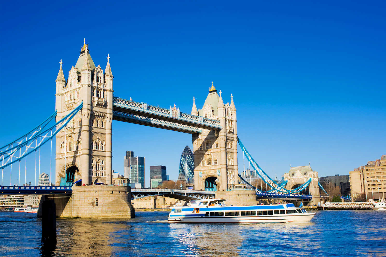 Sube a bordo de uno de los barcos que van de Westminster a la Torre de Londres