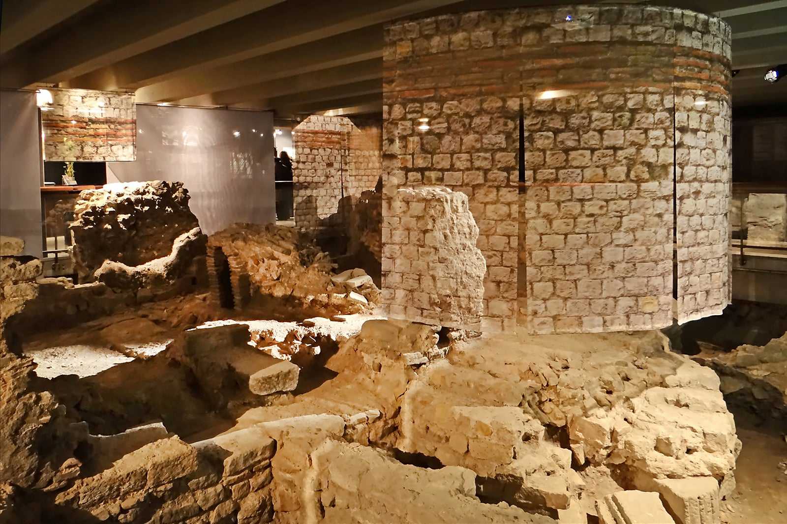 Archaeological crypt of the Île de la Cité