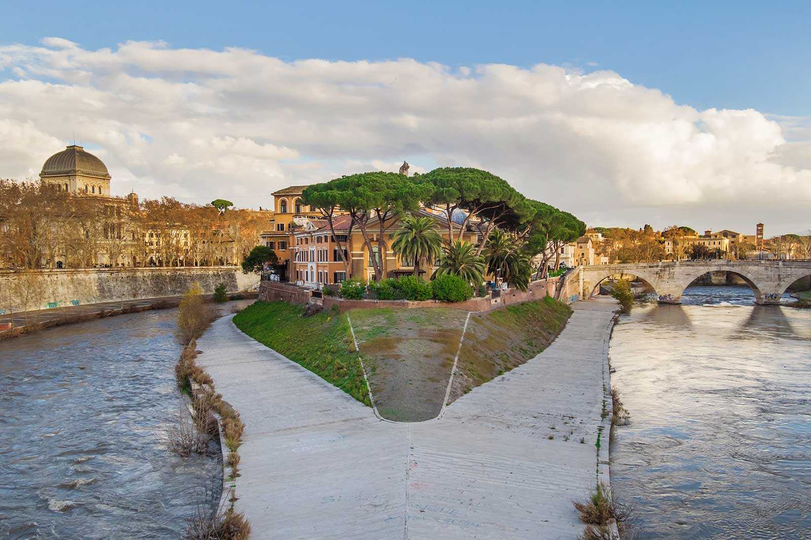 Tiber River walk