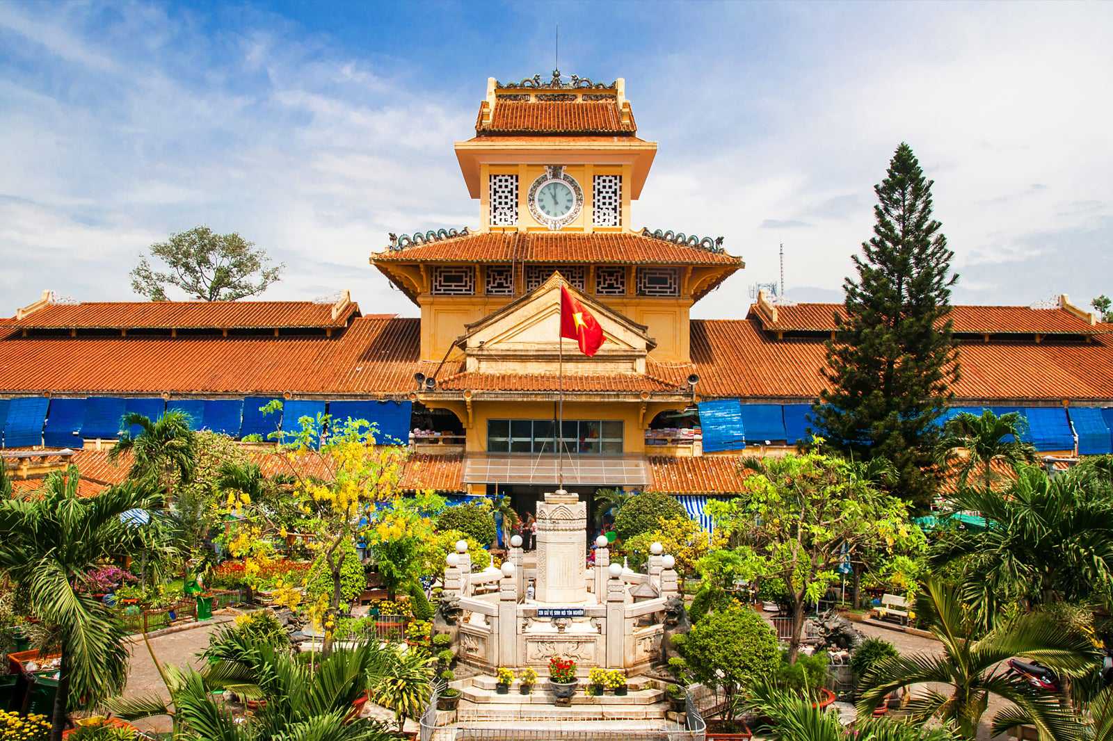 Binh Tay Market