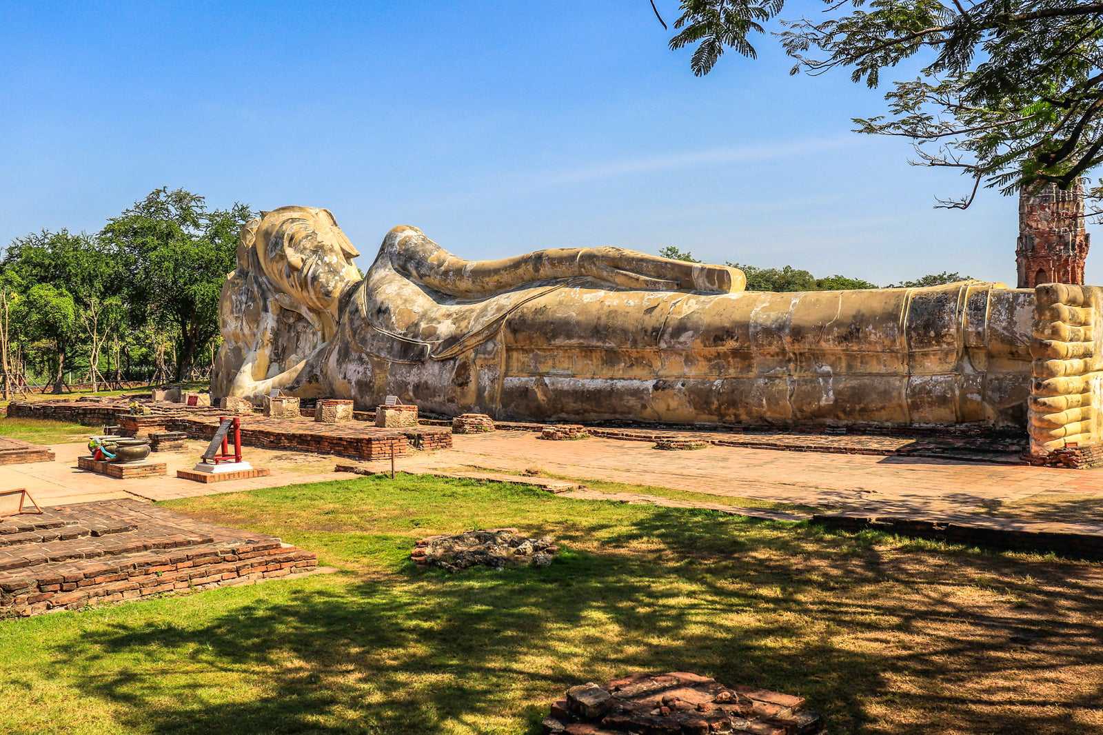 Temple of the Reclining Buddha (Wat Lokaya Sutharam)