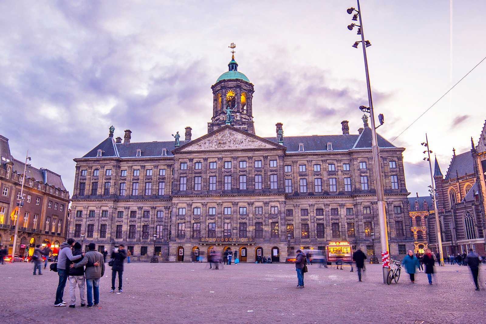 Amsterdam wird von Millionen von Pfählen gestützt …