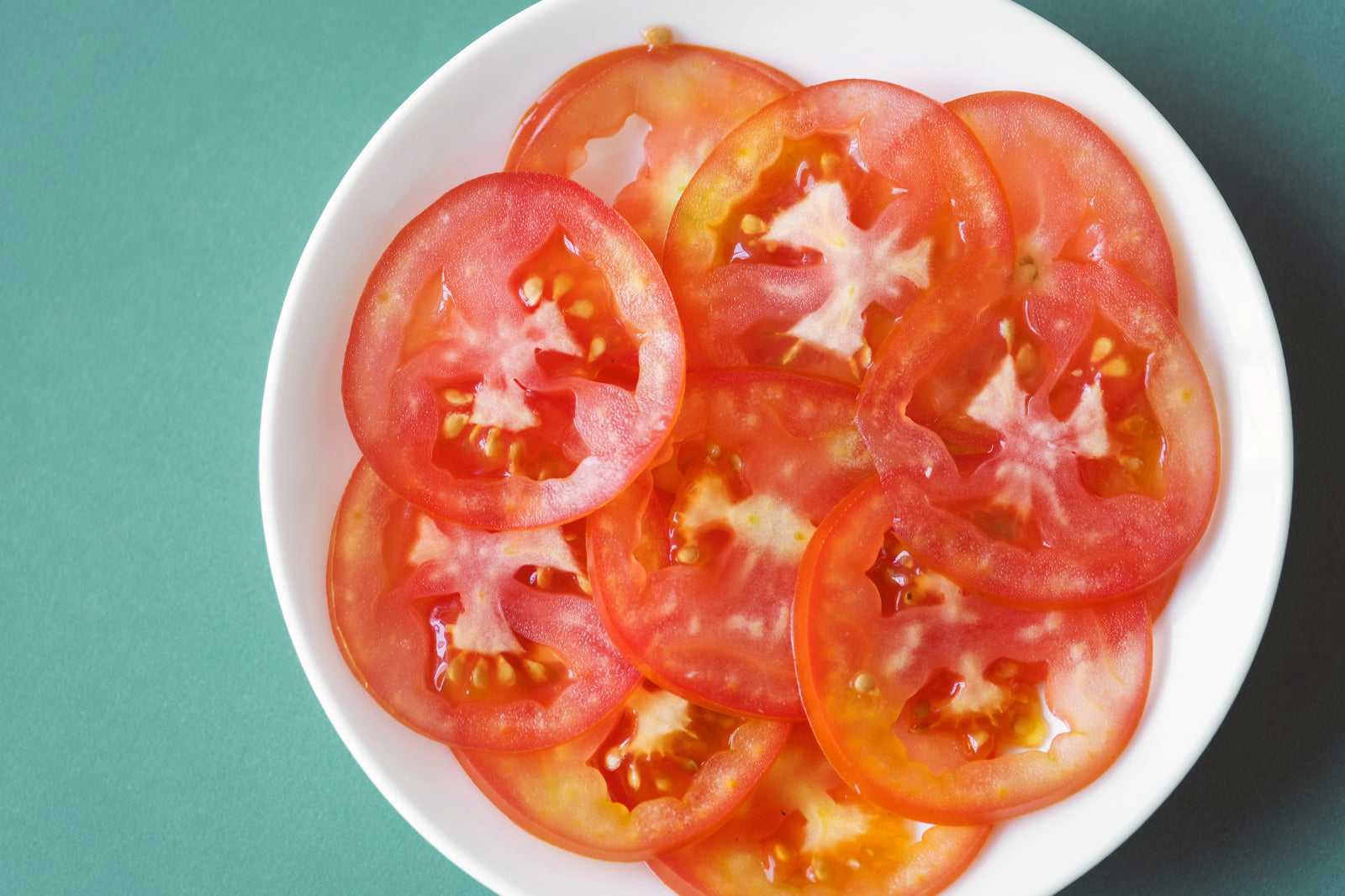 Fresh tomato slices with ginger soy sauce