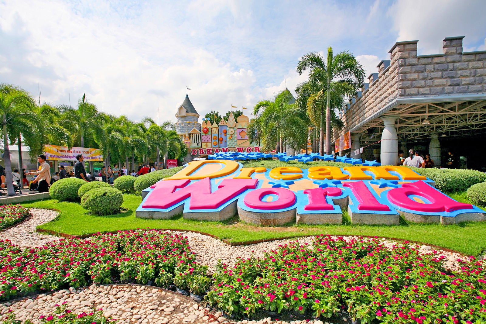 Dream World Thailand - Theme Park Near Bangkok - Go Guides