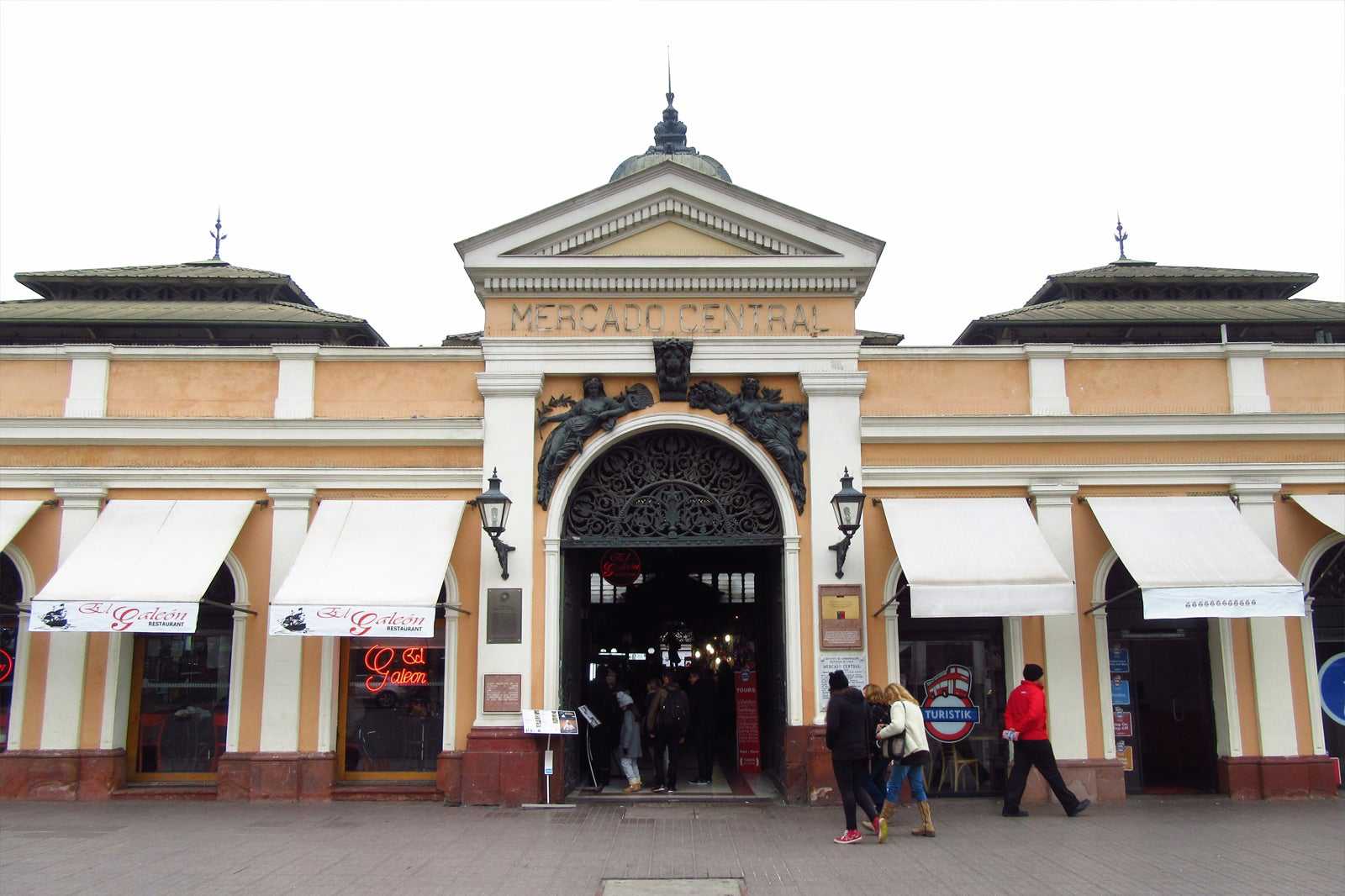 Go on a seafood safari at Mercado Central
