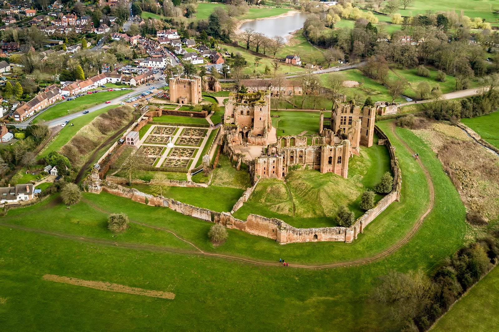 10-best-castles-and-ancient-ruins-in-the-cotswolds-step-back-into-the