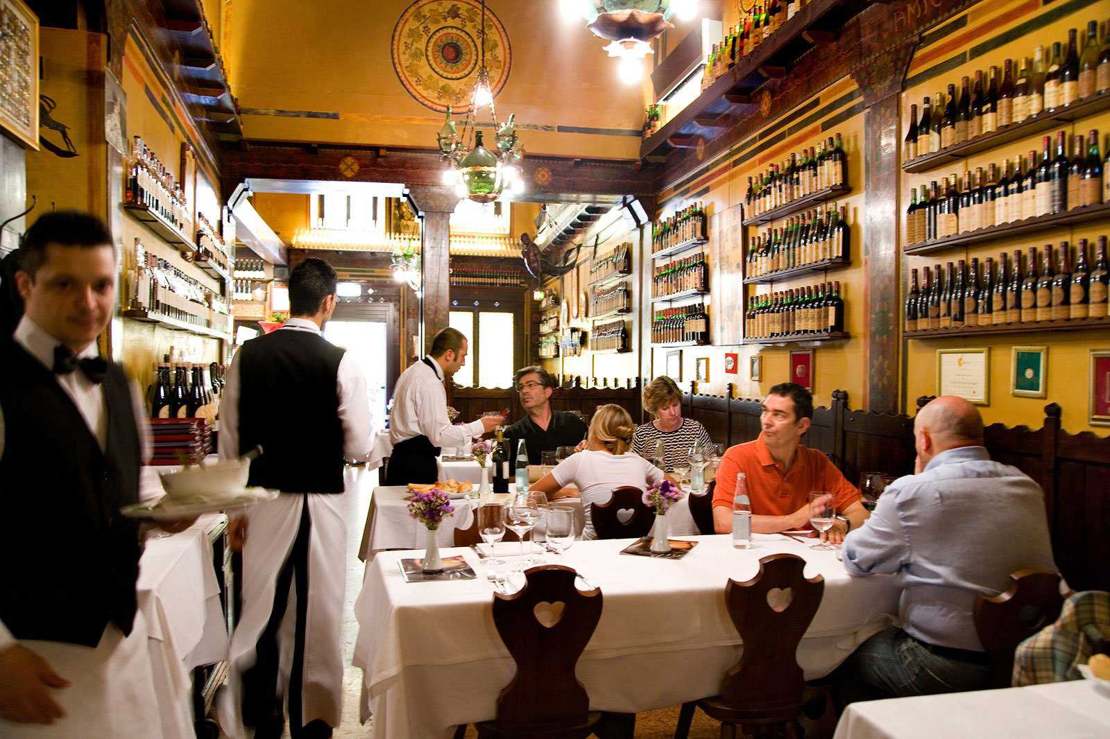 Taste wines at a bottega