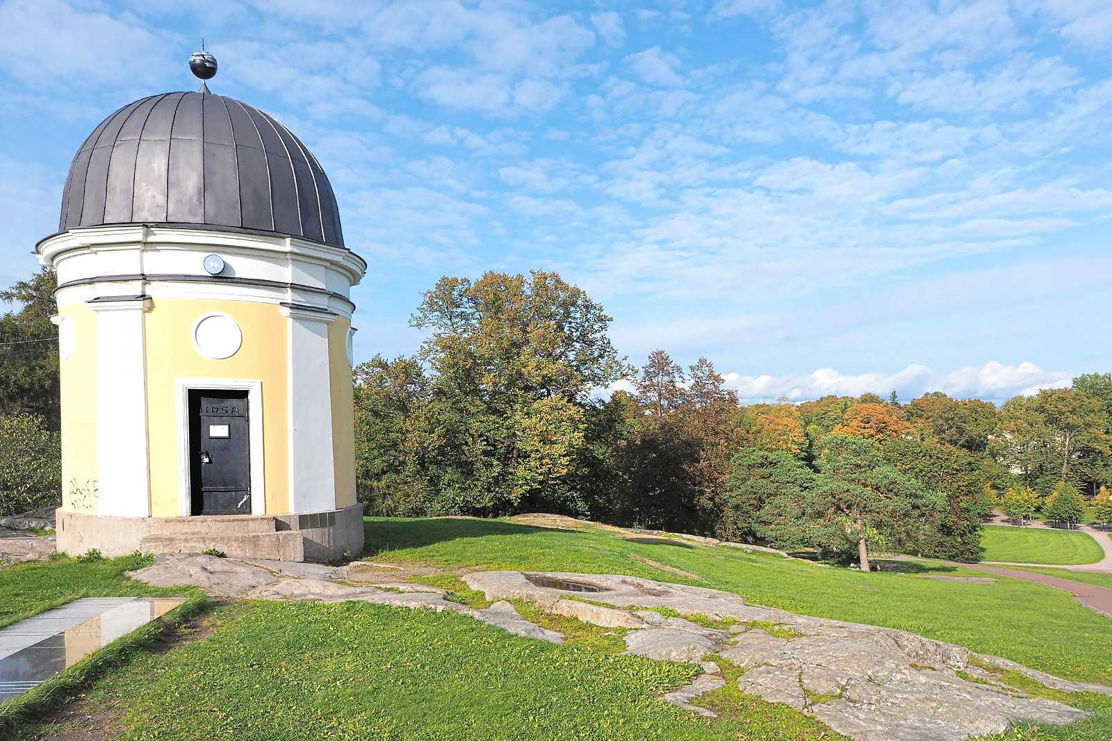 Stargaze at Kaivopuisto Park