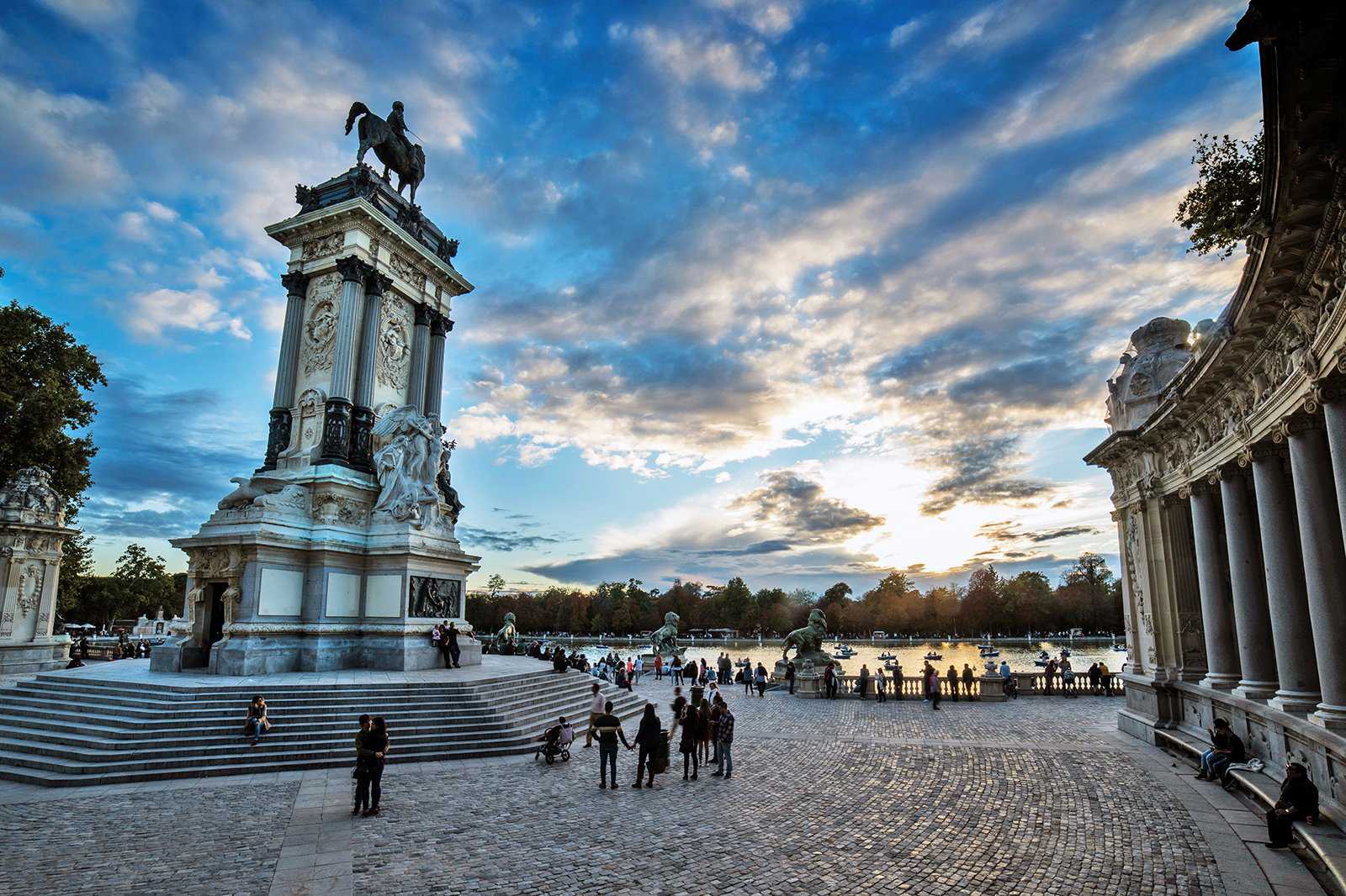 Go for a stroll in El Retiro Park