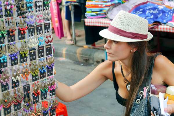 7 Best Places to Go Shopping Around Khao San Road