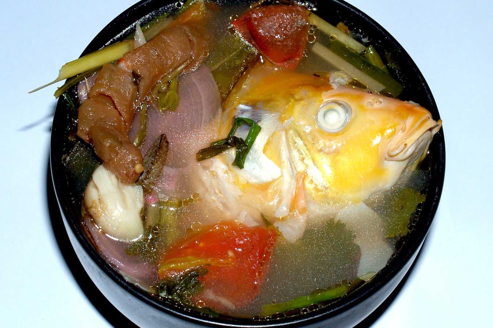 Samlor machu trey (sweet and sour soup with fish)