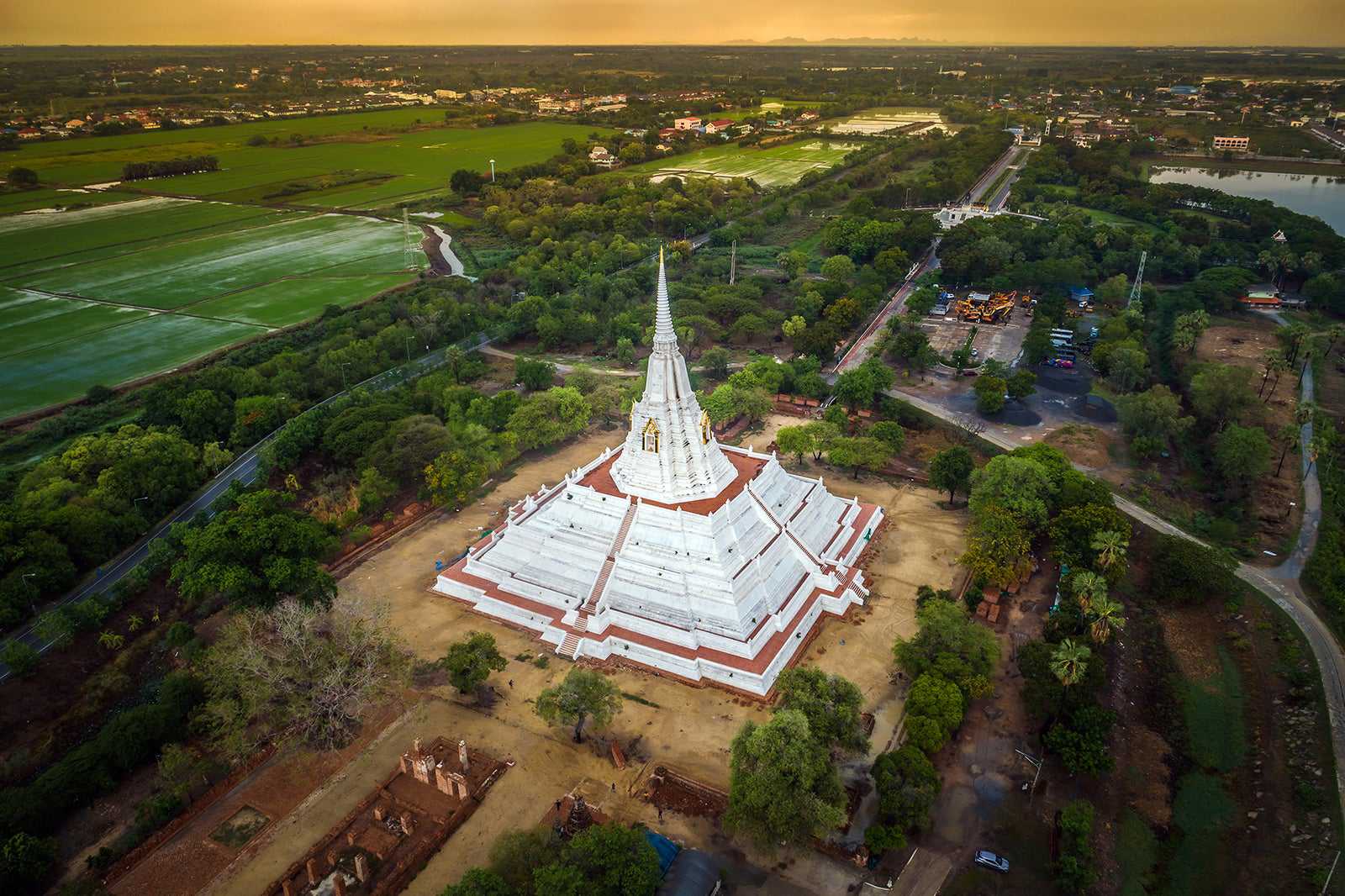 Wat Phu Khao Thong