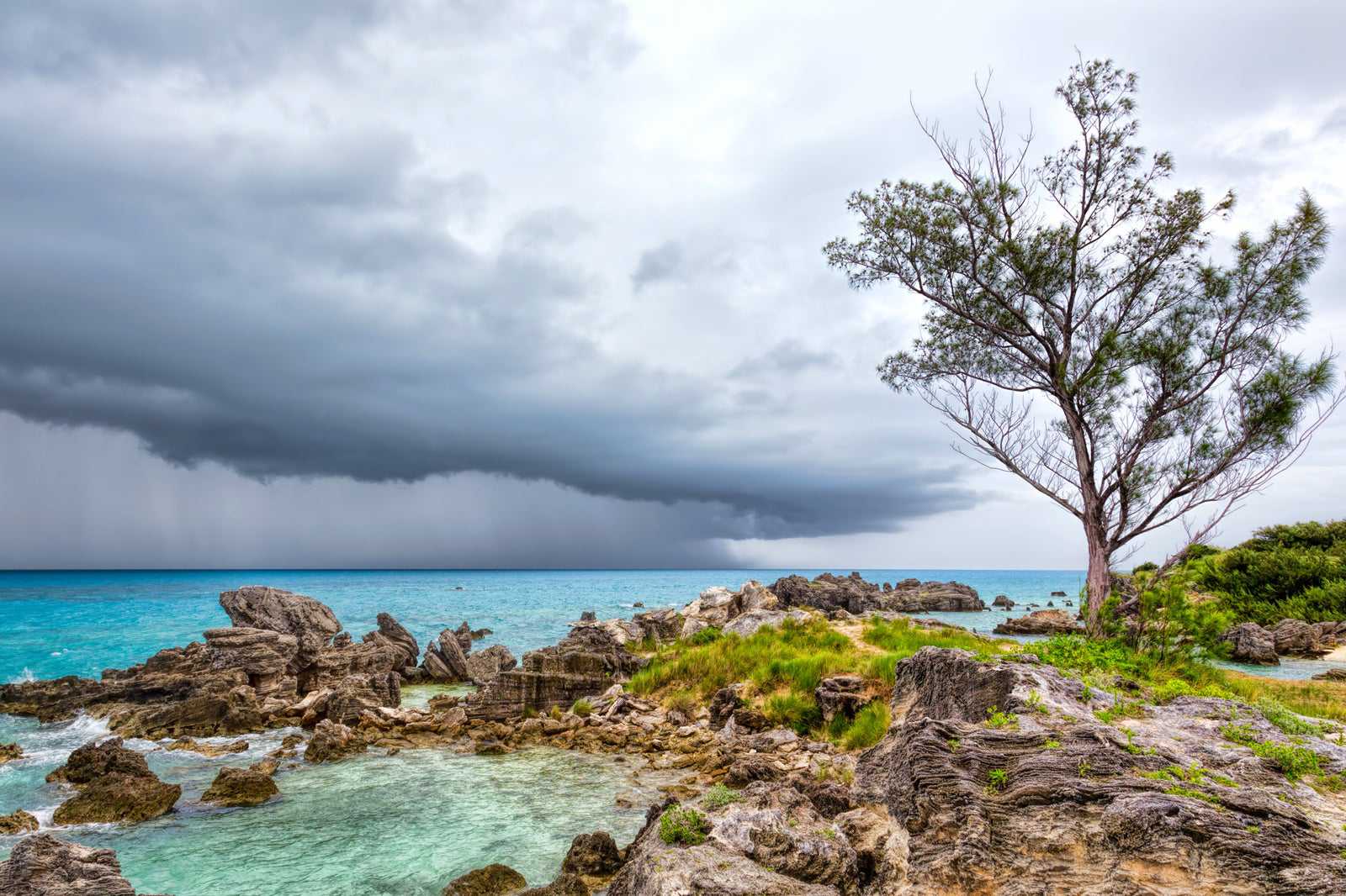When is the best time to travel to Bermuda?