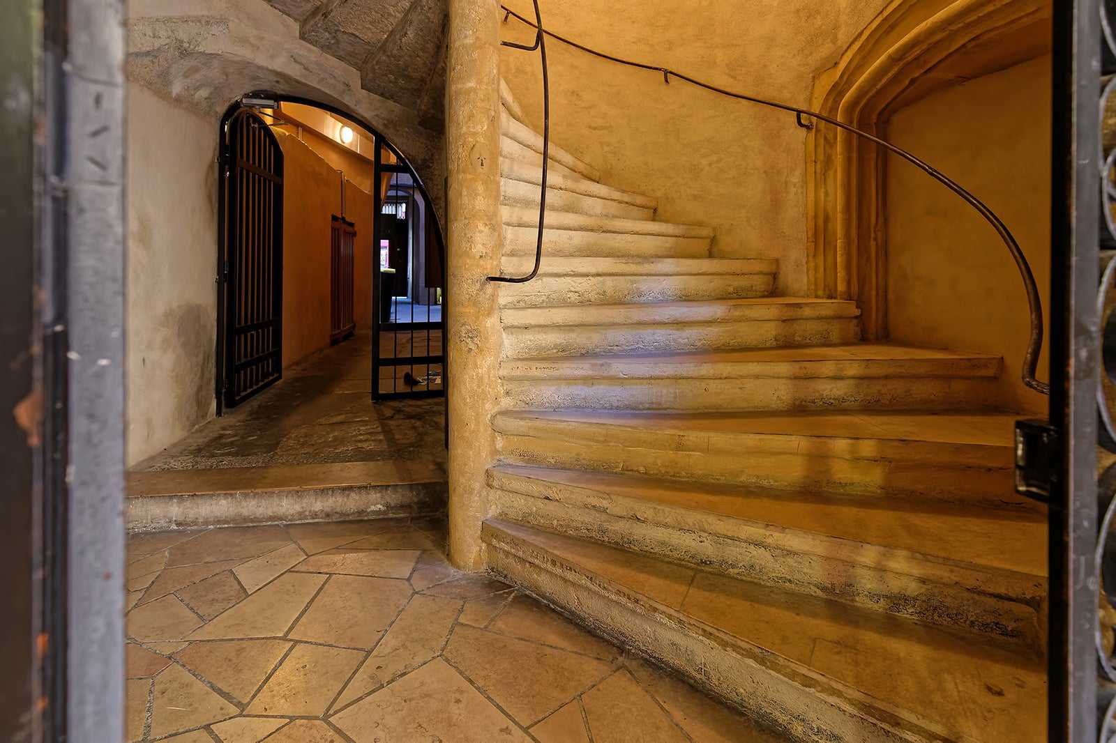 Visiting the traboules at peak time