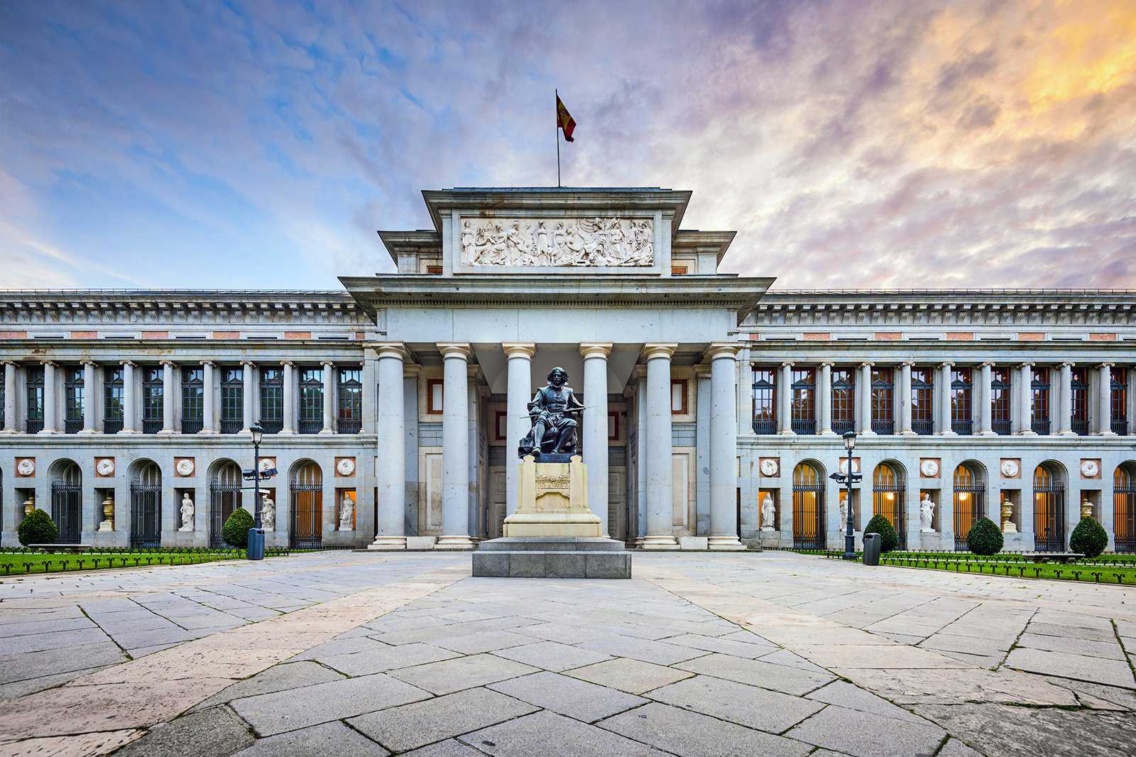 Visit Museo del Prado in the evening